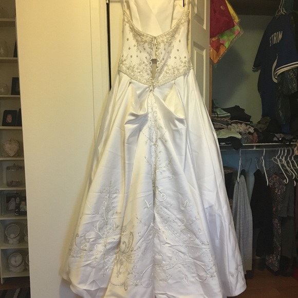 Wedding dress - Picture 2 of 10